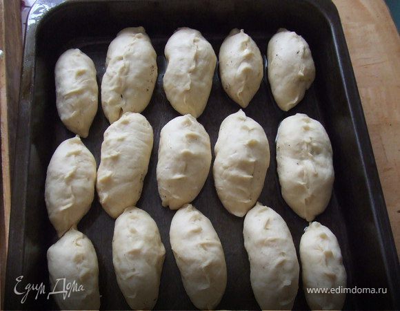 Выложить на противень, сверху смазать раст. маслом. Выдержать в тепле минут 30-40 для поднятия и поставить в прогретую духовку до 180гр. Выпекать 30-40минут.