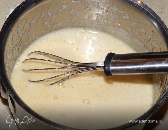 Взбить яйца с сахаром на водяной бане, пока не станут гуще, снять с огня и охладить, периодически взбивая венчиком.
Взбить не до конца размороженые ягоды с небольшим кол-вом сахара.