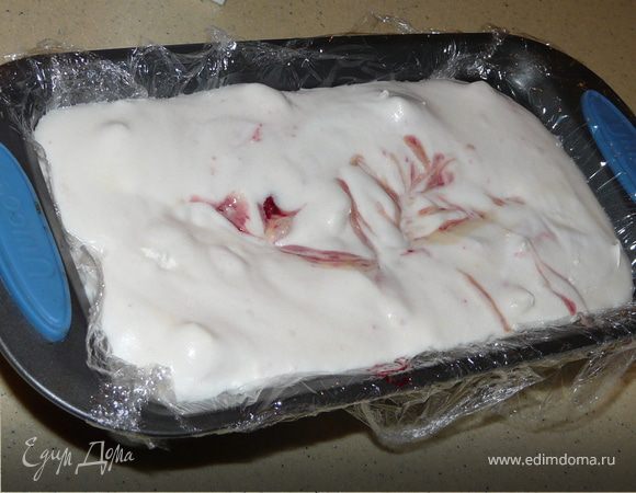 Взбить сливки и смешать аккуратно с яичной смесью, добавить поломаные меренги и ягодное пюре (немного пюре отложить). Натянуть пленку пищевую на 1л форму, на дно вылить отложеное пюре, сверху залить всей оставшейся смесью. 