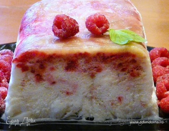 Заморозить в течении несколЬких часов. Подавать, нарезав на порции с мятой и целой малиной