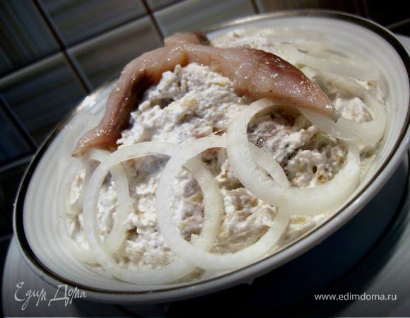 Филе сельди вымочите в молоке 2-3 часа и нарежьте тонкими ломтиками. Луковицу натрите на мелкой терке. Соединить все компоненты  и аккуратно перемешайте.