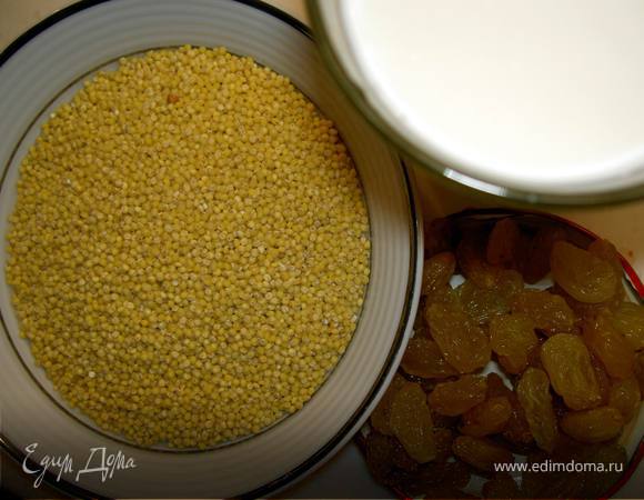 Тыквенное пюре соедините с пшеном и изюмом, и залейте горячим молоком. Посолите, посластите по вкусу. Варите пока не сварится ( пока не загустеет,   минут:))