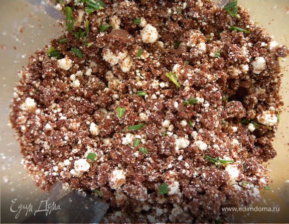 У меня остались обрезки бисквита от рецепта http://www.edimdoma.ru/recipes/19939. Я их хорошенько просушила и оставила до востребования. Вот и пришло их время, я измельчила их в блендере. Добавила рассыпчатый творог и мелко порезанный свежий розмарин. Вообще для меня чем больше розмарина тем лучше... Перемешать кто как любит: до однородного состояния или чтобы явно были видны включения...