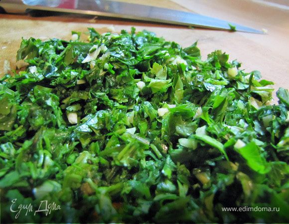Мелко рубим зелень и чеснок.