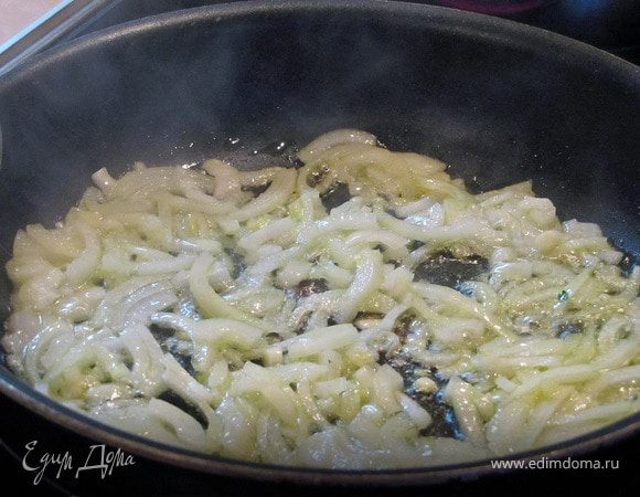 Лук тонко нарезать полукольцами, слегка обжарить на оливковом масле 2-3 минуты. 
