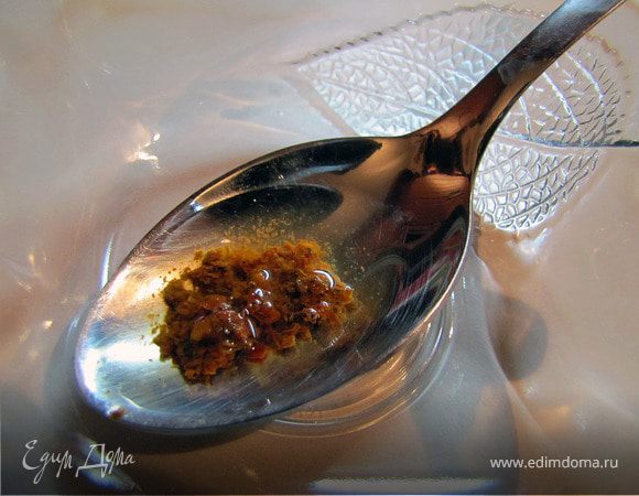 Пока фасоль тушится аджику разводим небольшим количеством воды, 