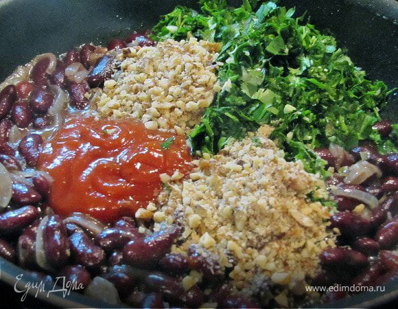 К фасоли добавляем соус, смесь из рубленной зелени с орехом, специи.