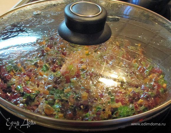 Перемешиваем, накрываем крышкой и, если у Вас электроплита - выключаем, само дойдет. Если все же газовая, тушим на слабом огне еще 5 минут.