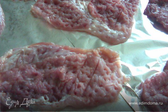 Мякоть свинины нарезать на небольшие кусочки и хорошо отбить.Острым ножом сделать не глубокие косые надрезы(чтоб мясо не сжалось при тепловой обработки)немного присолить.