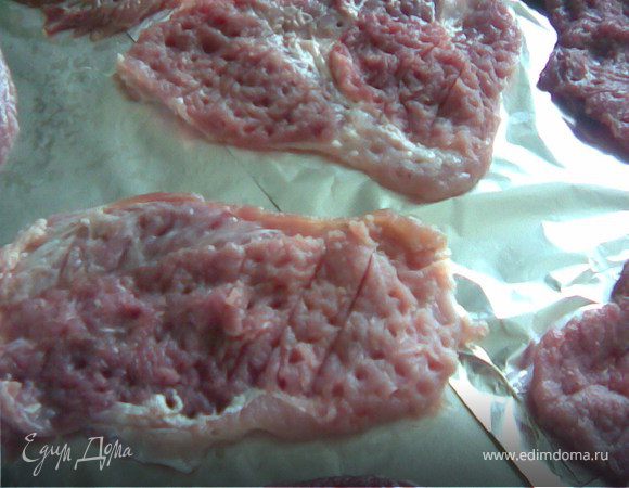Мякоть свинины нарезать на небольшие кусочки и хорошо отбить.Острым ножом сделать не глубокие косые надрезы(чтоб мясо не сжалось при тепловой обработки)немного присолить.