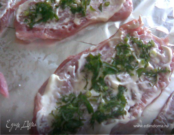 Уложить их на противень,смазать сметаной можно смешать с майонезом или с соусом чесночным от "Саlve"и посыпать рубленной зеленью. 