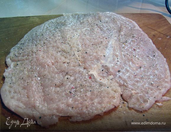 Каждую филешку разрезать посередине (почти до конца). Филе отбить через пищевую пленку, рекомендовано тупым концом молотка для отбивания. Отбивать необходимо осторожно, что бы не прорвать мясо (в порезы потом будет вытекать содержимое серединки). Посолить, поперчить. 
