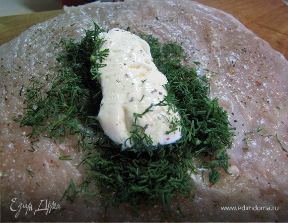 На серидину каждой отбивной положить рубленный укроп и кусочек охлажденного плавленного сыра Viola. Для этого я ложку смачивала в холодной воде и набирала сыр из упаковочки, тогда он не пристает к ложке. 