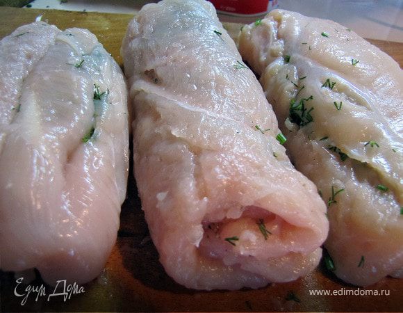 Сформировать котлеты. Если отбитое мясо все же местами прорвалась, рекомендую не переживать, а обмять котлету так, что бы прикрыть все погрешности.