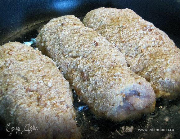 Жарить при большом количестве масла, переворачивая по мере обжаривания. 