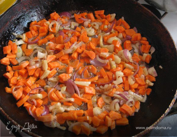 Лук, морковку и чеснок изрублеваем небольшими кубиками и обжариваем на сковороде до золотистого цвета.