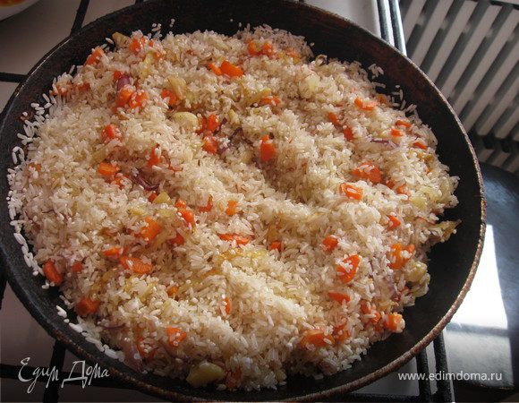 Рис(сырой) тщательно промываем и выкладываем на сковороду к овощам и прожариваем ещё 5-7минут.