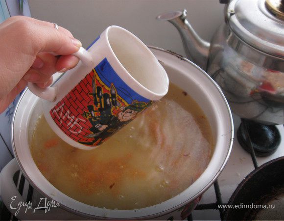 Затем рисово-овощную массу выкладываем в глубокую кастрюлю, заливаем 4 стаканами кипёной вады и варим до полуготовности.