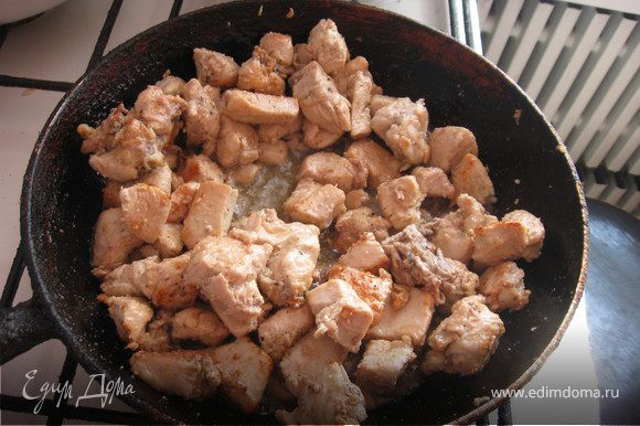 За это время нам следует подготовить мясо. куринное филе нарезаем небольшими кубиками и обжариваем до золотистого цвета.