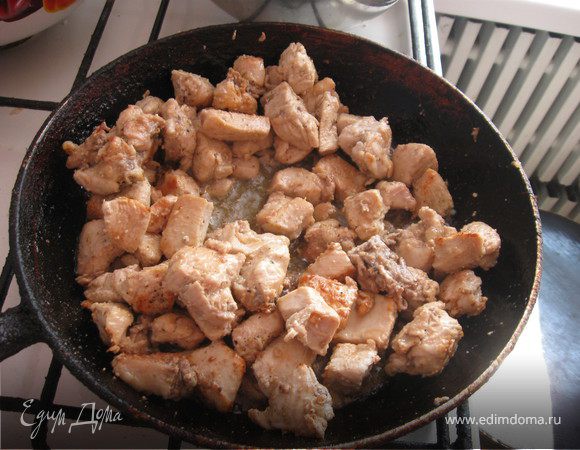 За это время нам следует подготовить мясо. куринное филе нарезаем небольшими кубиками и обжариваем до золотистого цвета.