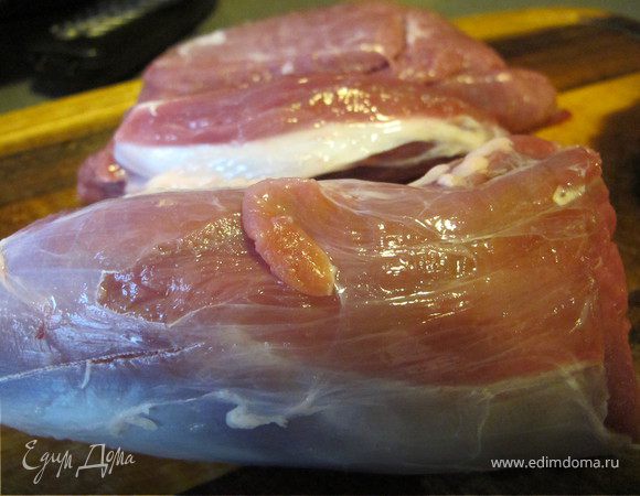 Мясо промыть и просушить. Разрезать на 3 равные части.