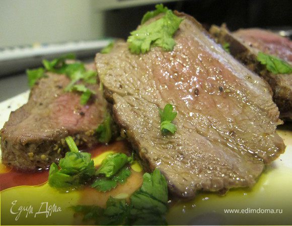 На сковороду налить оливковое масло и хорошо разогреть. Выложить Вырезку, сверху накрыть тарелкой и поставить что нибудь тяжелое (например банку с водой) и жарить по 5 минут с каждой стороны. Если Вы любите прожаренное мясо, время надо добавить. Мясо нарезать кусочками, сбрызнуть соком лайма, оливковым масло и украсить зеленью.