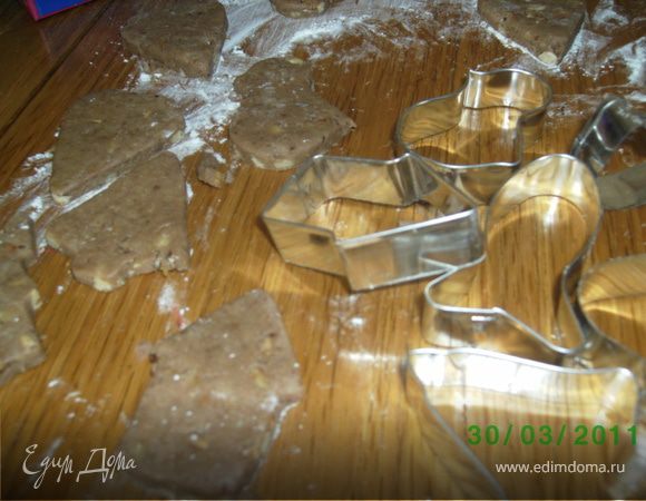 Массу перемишать до однородности,всыпать смешаную с содой муку,замесить тесто.Можно уменшить количество меда,добавив сахар.Тесто раскатать и вырезать формочками различные прянички.