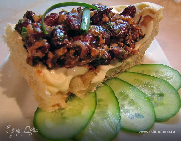 Сверху выкладываем наше лобио, добавляем пару перышек зеленого лука...и гамарджоба генацвале!