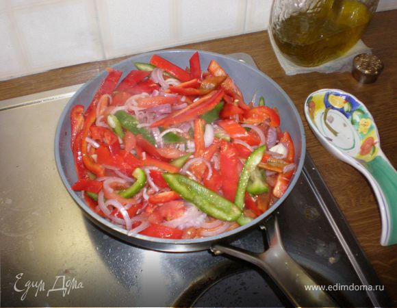 Перец нарезать полосками (освободив, естественно, от семян), лук полукольцами, помидоры мелко измельчить, предварительно сняв кожицу. Выложить в сковороду все овощи, посолить,поперчить по вкусу,добавить пару ложек оливкового масла и поставить тушиться на умеренный огонь(около 30-35 минут). Сковороду накрыть крышкой. 