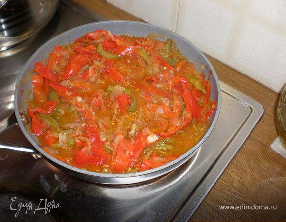 За несколько минут до снятия с огня добавить винный уксус и орегано.   