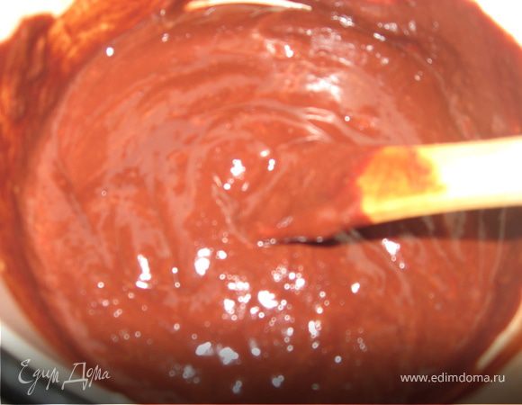 Плавленый сыр нагреть до комнатной температуры. Кофе растворить в кипятке. Шоколад растопить на водяной бане вместе с кофе и немного остудить.