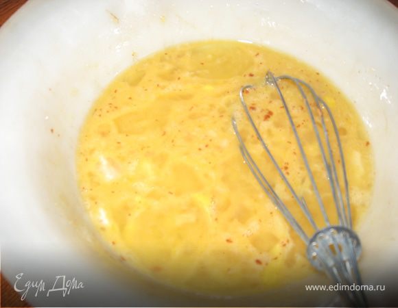 Яйца вручную, венчиком, взболтать с сахаром до однородности. Чтобы не выделялись белки и желтки, но без пены, добавить кукурузную муку, вымешать массу, чтобы не было комочков.В яйца добавить имбирь,  перемешать, затем добавить шоколадную массу, все тщательно перемешать венчиком, чтобы была однородная масса. Взбивать ничего не надо.