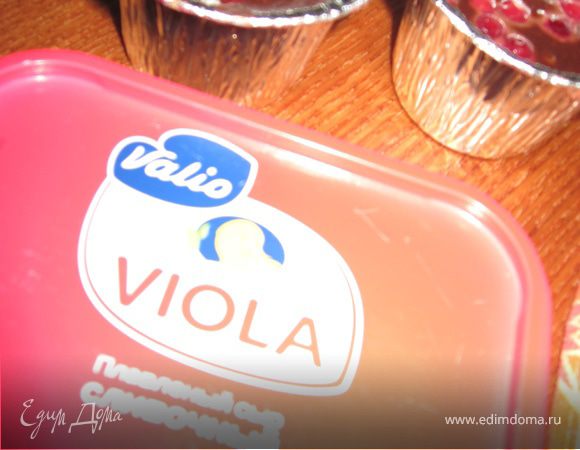 Духовку нагреть до 200*С, формочки для маффинов выложить манжетками. Или обильно смазать маслом и присыпать мукой(что я и сделала, пирожное буквально,выскользнуло из формочки) Выложить в формочки теста на 2/3 объема, затем сверху положить несколько штук замороженных или свежих ягод, а затем, ягоды либо вдавить, либо сверху залить еще небольшим количеством теста.