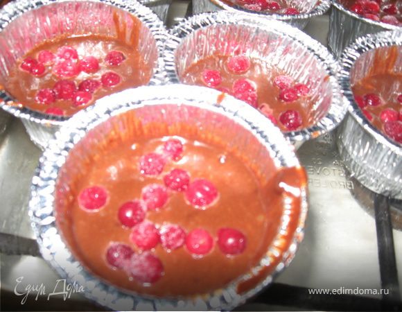 Подготовить емкость с небольшим количеством холодной воды, которую можно поставить в духовку.
Поставить пирожное в духовку, а вниз поставить емкость с водой, выпекать первые 10 минут  при 200*С, затем воду убрать, температуру снизить до 160-180*С и выпекать еще 10 минут.