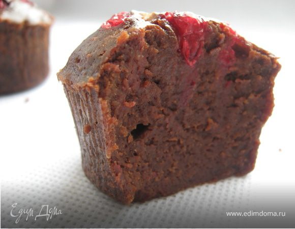 По краям пирожное будет упругое, в центре - мягкое, на ощупь, как будто не пропеченное.
Духовку выключить и оставить в ней пирожное на 1-2 часа. Подаем теплым или охлажденным.