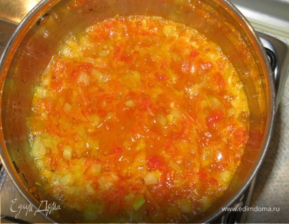 Нагреть в кастрюле оливковое масло. Мелко порубить чеснок, лук, и отправить на пару минут в кастрюлю. Добавить натертую на терке морковь, порезанный сельдерей и нарезанный на кубики помидор без кожуры. Протушить минут 5.
