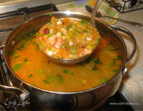 Добавить бобовые, перловку и залить кипятком. Варить до приготовления перловки и фасоли. В конце посыпать зеленью. Приятного аппетита.