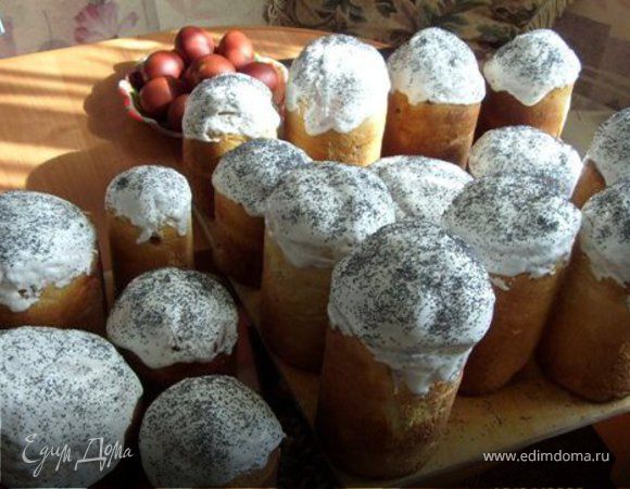 Из такого количества ингредиентов выходит вот столько куличей :)

По времени на всё уходит 5-7 часов (зависит от дрожжей и температуры на кухне)