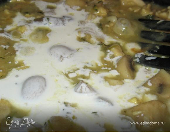 Вмешать в курицу, кипятить на медленном огне в течении 5 минут, добавить сливки, приправы.
