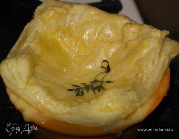 Подавать пироги теплыми. Если не обрезать, то получаются вот такие смешные :)