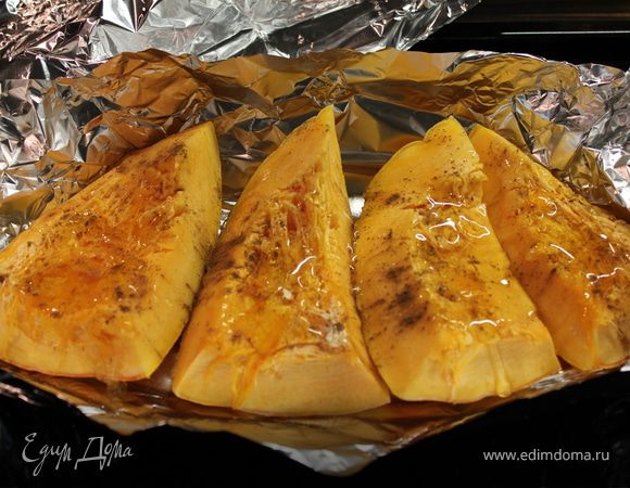 Для начала запечем тыкву , полив ее медом, посыпав специями (корицей, мускатным орехом и молотым имбирем).Полностью завернем ее в фольгу и выпекаем в разогретой духовке 45 минут при 180 градусов.