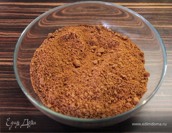 Печенье раскрошить в крошу в блендере.