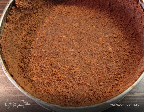 Выложить печенье в форму 22 см, сделав небольшой бортик высотой  около 4 см. Поставить на врермя холодильник. В этом пироге также можно заменить основу на песочное тесто по своему часто используемому рецепту.