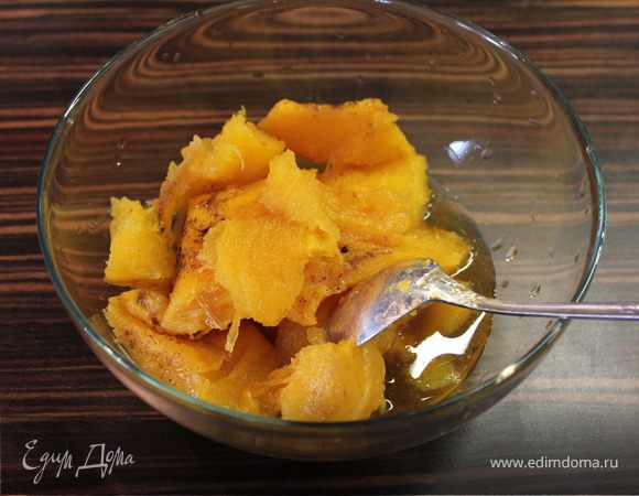 Упаренную тыкву отделить от корочки и переложить в миску.