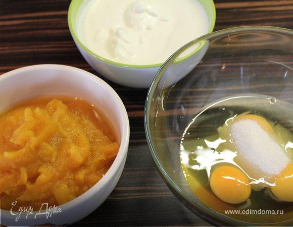 Взбить тыкву в блендере. 3 яйца взбить с сахаром( а еще лучше отдельно взбить желтки и белки со щепоткой соли). Сливки тоже взбить.