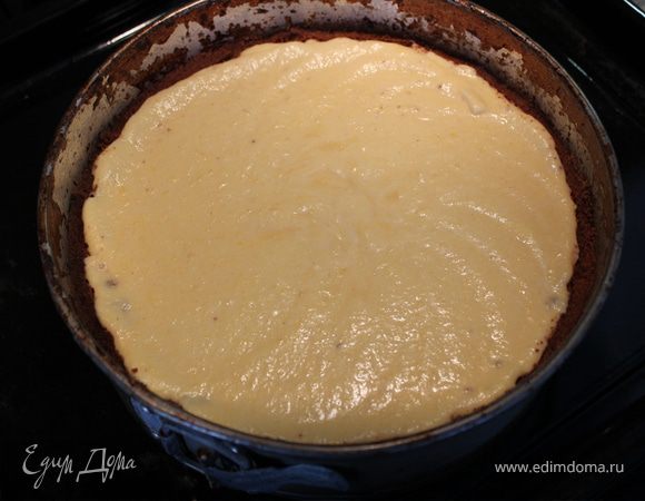 Достать из холодильника форму с печеньем и вылить туда подготовленную начинку. Выпекать 45 минут при температуре 180 градусов. Есть рекомендации выпекать его сначала минут 15 при 220 градусов, затем при 180 и последние минуты при 160...Оставить его в духовке при открытой дверце до полного остывания... Я держала стабильную температуру в 180 градусов ). Подавать непременно с мороженым или со сметаной.