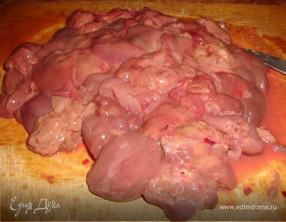 Промыть, обсушить куриную печень (предварительно разморозив, если это необходимо), порезать небольшими кусочками. Тоненькими полукольцами нашинковать лук (белую и красную луковицы я порезала отдельно), измельчить чеснок. Подготовленные грибы порезать пластинками.