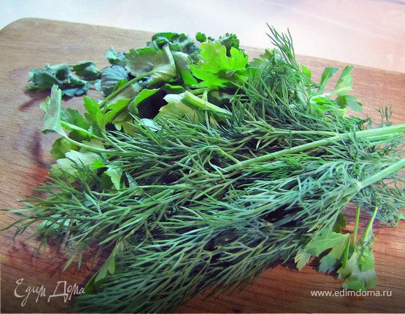 Зелень мелко рубим.
