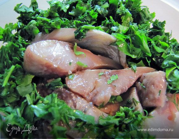 Селедку чистим и нарезаем кусочками. Выкладываем в судочек. Добавляем зелень.

