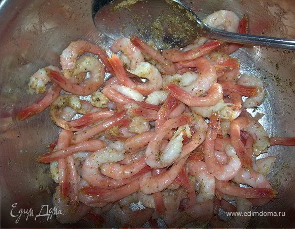 Залить рис холодной водой на 20-30 минут.Криветки очистить от панцирей и сложить в миску.Добавить 1 ст.л масла,чили,луковый порошок и щепотку соли.Перемешать и убрать в холодильник на 15 минут.